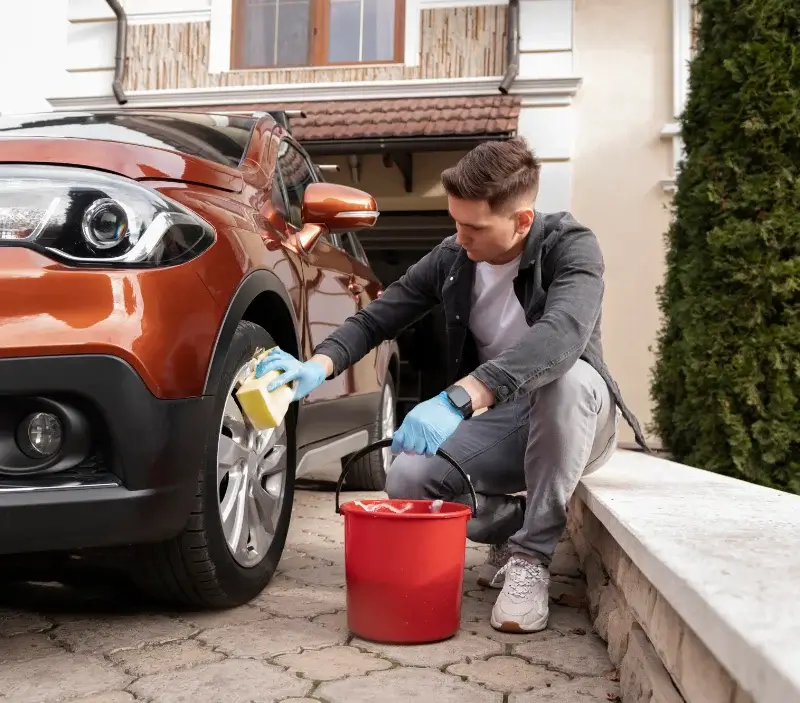 Lavage auto à domicile Le Boullay-Mivoye : professionnel intervenant sur un véhicule
